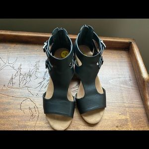 Size 8 Croft and Barrow wedged sandals.